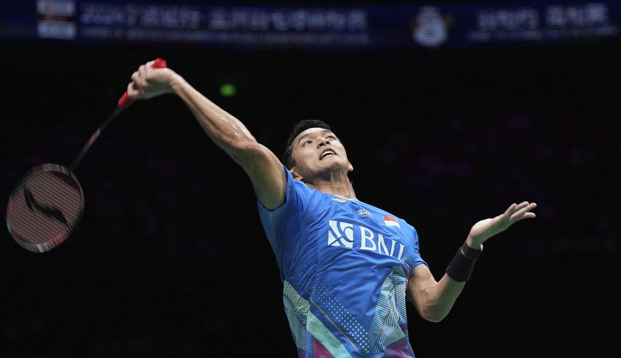 Pebulu tangkis tunggal putra Indonesia, Jonatan Christie melancarkan smes saat menghadapi wakil China, Li Shi Feng pada laga final Badminton Asia Championship 2024, Minggu (14/4/2024) di Ningbo Olympic Sports Center Gymnasium, China. (AP Photo)