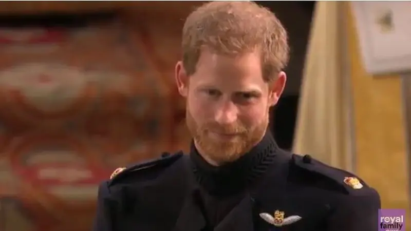 Tatapan Pangeran Harry saat melihat Meghan Markle berjalan menuju ke depan altar sesaat sebelum pemberkatan pernikahan. (Foto: Youtube/The Royal Family Channel)