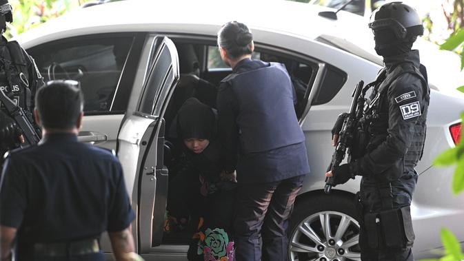 Warga negara Indonesia Siti Aisyah saat tiba di Pengadilan Tinggi Shah Alam, Kuala Lumpur, Malaysia, Senin (11/3). (AFP Photo/ Mohf Rasfan)