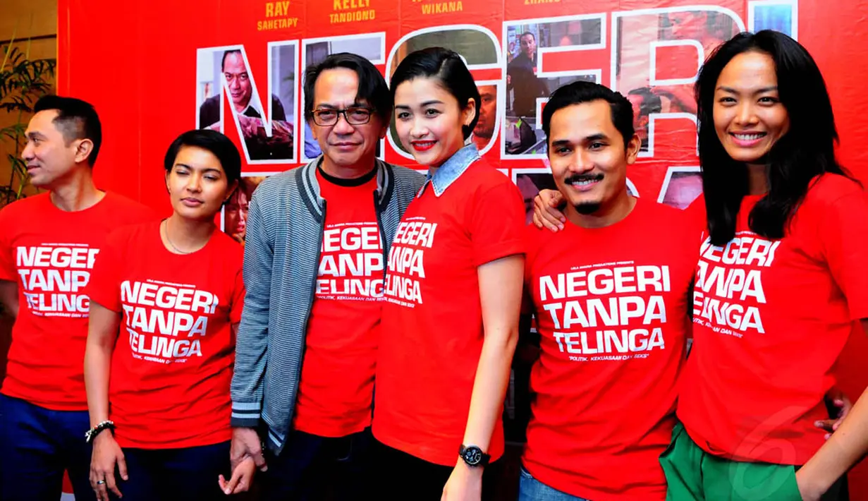 Sutradara bersama para pemain film Negeri Tanpa Telinga saat Press Screaning di Djakarta Theater, Kamis (7/8/14). (Liputan6.com/Andrian M Tunay)