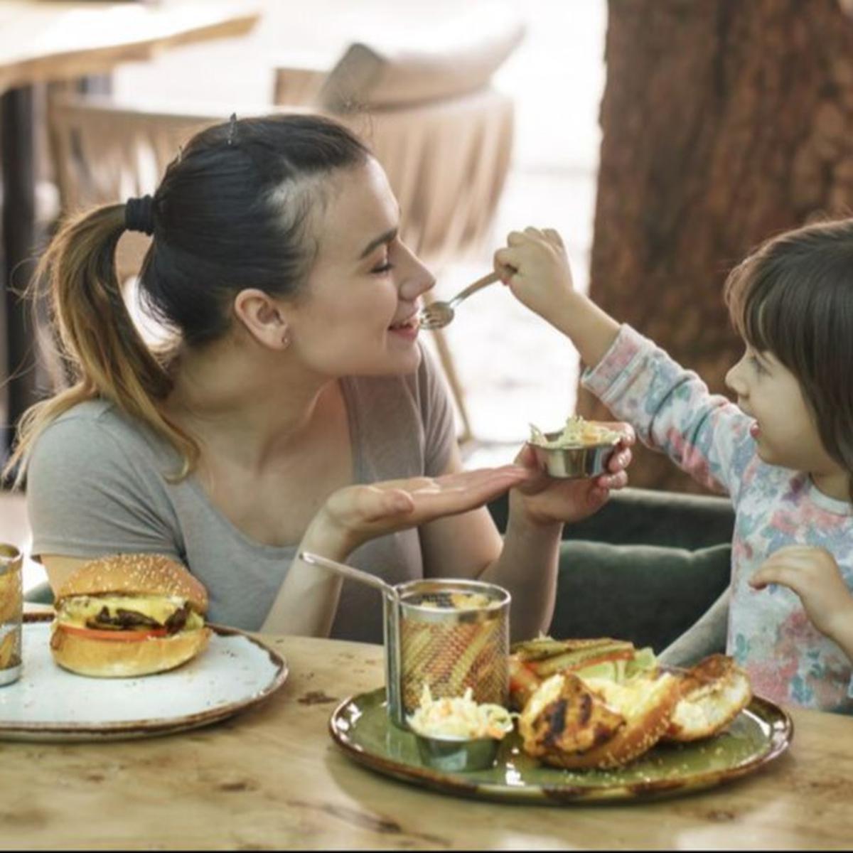 Ilustrasi Anak Makan