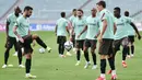 Gelandang Portugal, Bruno Fernandes (kedua kiri) dan rekan satu timnya dalam sesi latihan di Baku (6/9/2021). Dalam laga ini, Cristiano Ronaldo tidak bisa main akibat terkena akumulasi kartu kuning. (AFP/Toflik Babayev)