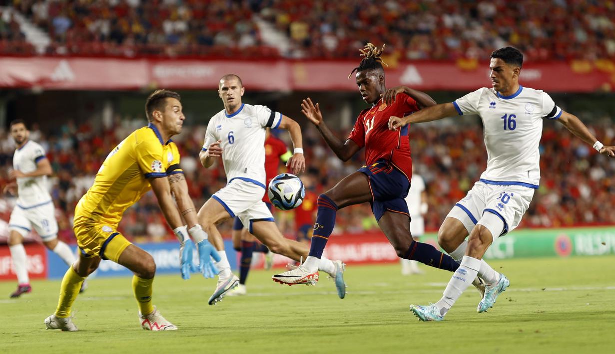 Gelandang Timnas Spanyol, Nico Williams (tengah) berusaha mencetak gol ke gawang Timnas Siprus yang dikawal penjaga gawang Joel Mall pada laga Grup A Kualifikasi Euro 2024 di Granada, Spanyol, Rabu (13/9/2023) dini hari WIB. (AP Photo/Fermin Rodriguez)