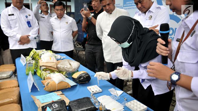 Petugas BNN saat melakukan tes sebelum pemusnahan narkotika di Badan Narkotika Nasional (BNN), Jakarta, Selasa (12/3). (merdeka.com/ Iqbal S. Nugroho)
