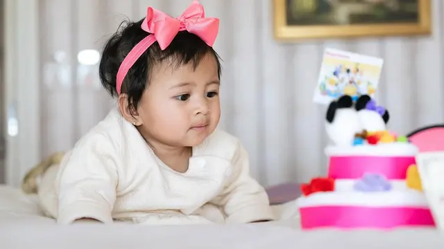 Potret Lily dengan Pita Pink di Kepala, Super Gemas Pose di Atas Kasur. (instagram/raffinagita1717)