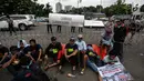 Ribuan nelayan tradisional beristirahat saat unjuk rasa menolak larangan penggunaan cantrang di depan Istana Negara, Jakarta Pusat, Rabu (17/1). Penggunaan cantrang dilarang karena sistem kerjanya mengeruk dari dasar laut. (Liputan6.com/Faizal Fanani)