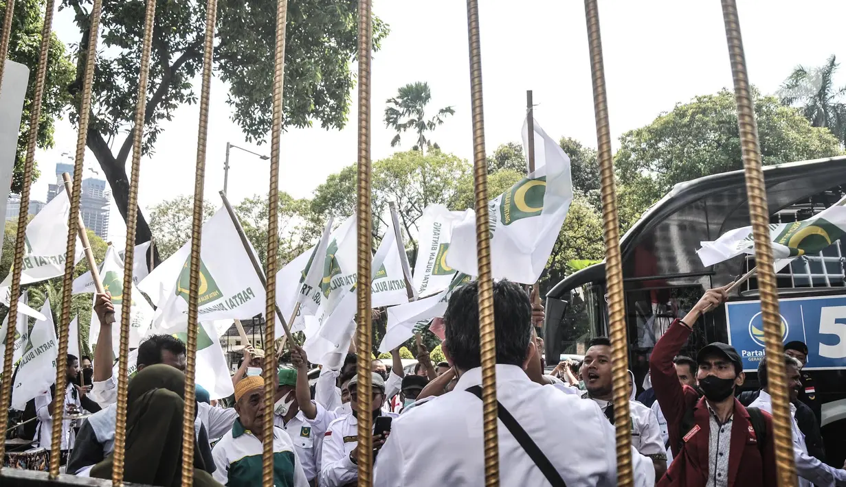 Pendukung partai politik melakukan pawai menuju Kantor Komisi Pemilihan Umum (KPU) RI saat Pendaftaran Peserta Pemilu 2024, Jakarta, Senin (1/8/2022). Sebanyak sembilan partai politik dijadwalkan turut meramaikan hari pertama Pendaftaran Peserta Pemilu 2024 yang dibuka mulai hari ini. (merdeka.com/Iqbal S. Nugroho)