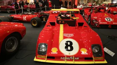 Mobil-mobil Ferrari klasik saat dipamerkan dalam peresmian pameran Ferrari di Monako (3/12). Sekitar lima puluh mobil ferrari unik klasik di dunia ini dipamerkan di acara tersebut. (AFP Photo/Valery Hache)