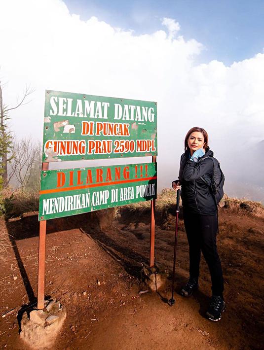 Belakangan memang cukup banyak selebriti yang tertarik untuk mendaki gunung dan merasakan sensasi berhasil mencapai puncak. Usai melewati berbagai medan terjal dan rasa capek, tentu terbayar usai menyaksikan pemandangan indah. Berhasil menaklukan puncak Gunung Prau, DJ Yasmin abadikan potretnya saat berada di puncak bersama sahabat dalam media sosial Instagram. Kabarnya rencana selanjutnya DJ Yasmin akan mendaki di Gunung Merbaru. (Liputan6.com/IG/@dj_yasmin)