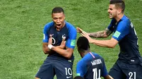 Striker timnas Prancis Kylian Mbappe berselebrasi bersama rekan satu timnya usai mencetak gol ke gawang Kroasia pada menit ke-65 dalam pertandingan sepak bola final Piala Dunia 2018 di Stadion Luzhniki, Moskow (15/7). (AFP PHOTO / Alexander Nemenov)