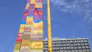 Sebuah menara LEGO sedang dibangun untuk mencoba memecahkan rekor dunia di Lapangan Rabin di Tel Aviv, Israel, Rabu (27/12). Menara setinggi 36 meter juga bertujuan untuk memecahkan Guinness World Record. (AFP Photo/Jack Guez)