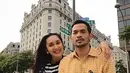 Sebagai seorang selebriti, kehidupan keduanya jauh sekali dari kabar miring. Bahkan dalam pernikahannya ini tidak jarang Oka dan istri membagikan berbagai potret kemesraannya bak pasangan yang masih pacaran. Bersama sampai tua, pasangan ini kerap merayakan hari jadi pernikahannya setiap tahun. (Liputan6.com/IG/@oks_antara)