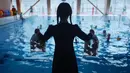 <p>Series Wednesday hadir dengan genre campuran fantasi, horor, misteri, dan komedi. Series ini menceritakan karakter Wednesday yang berupaya menguasai kemampuan psikisnya dengan menggagalkan pembunuhan-pembunuhan mengerikan yang telah meneror kota setempat. Ia juga berusaha memecahkan misteri supernatural yang melibatkan orangtuanya 25 tahun lalu. (Instagram/Wednesdaynetflix)</p>