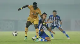 Unggul materi kualitas pemain, Bhayangkara FC mengambil inisiatif untuk melakukan serangan di menit-menit awal. Upaya yang dilakukan membuahkan hasil pada menit ke-8 lewat sepakan Ezechiel N’Douassel yang berhasil menjebol gawang Persiraja. (Foto: Bola.com/M iqbal Ichsan)