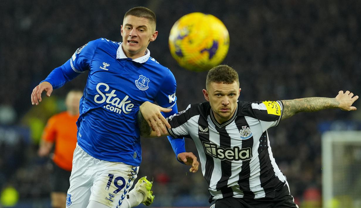 Pemain Newcastle, Kieran Trippier (kanan) berebut bola dengan pemain Everton, Vitaliy Mykolenko pada laga lanjutan Liga Inggris 2023/2024 di Goodison Park, Liverpool, Inggris, Jumat (08/12/2023) dini hari WIB. (AP Photo/Jon Super)