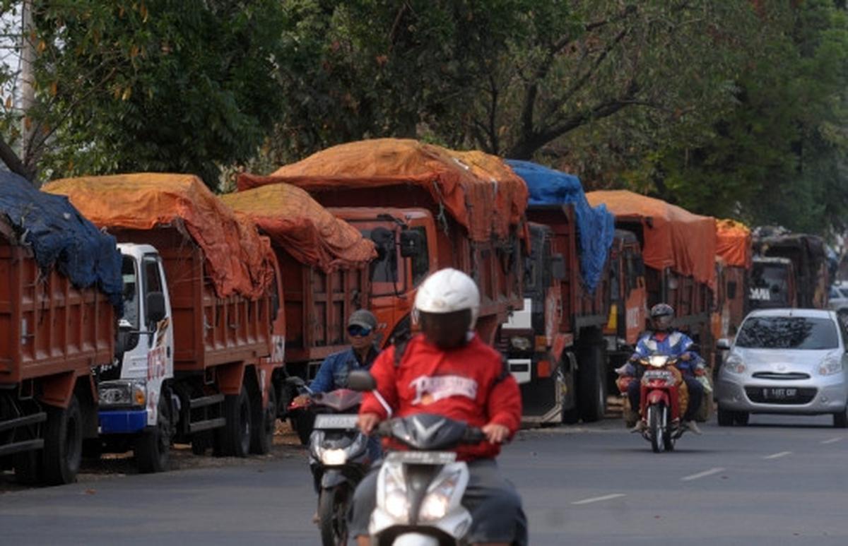Akses ke Bantargebang diblokir, truk sampah DKI terlantar