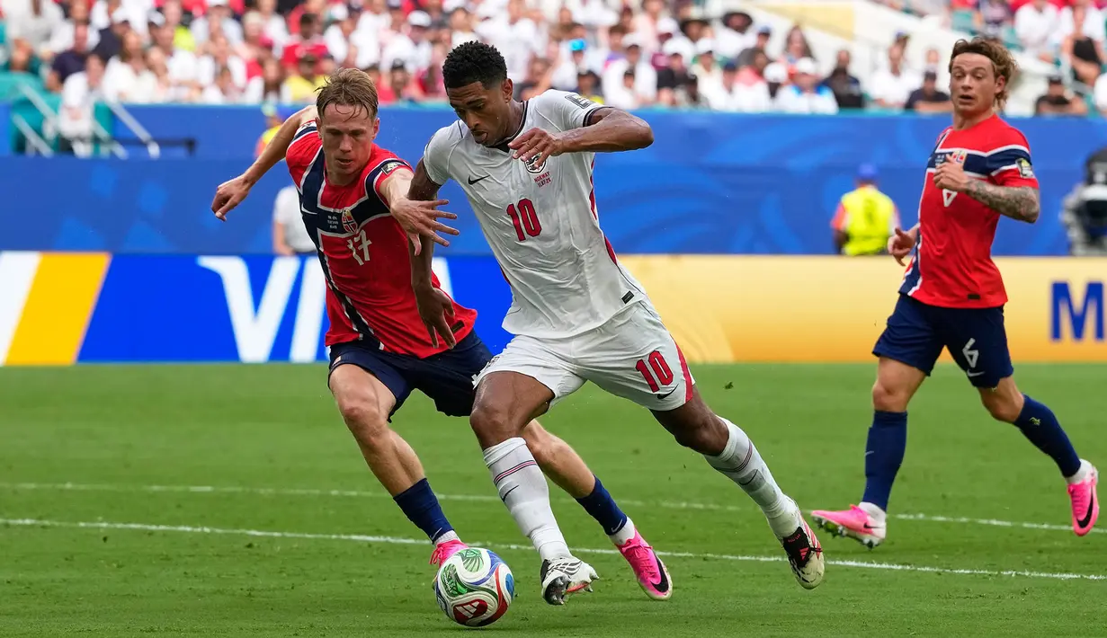 Pemain Inggris Jude Bellingham menggiring bola melewati pemain Norwegia Torbjoern Heggem selama pertandingan perempat final Piala Dunia sepak bola antara Norwegia dan Inggris di Miami Gardens, Florida, Sabtu, 11 Juli 2026. (AP Photo/Rebecca Blackwell)
