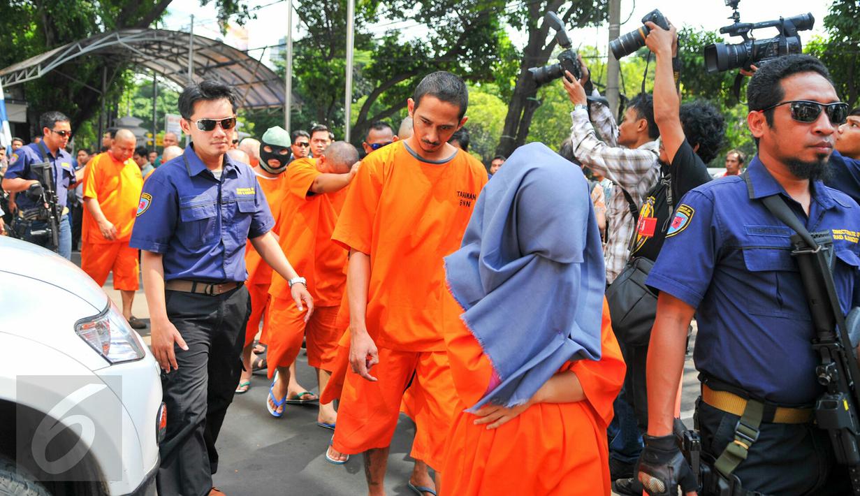 Sembilan tersangka jaringan sindikat narkoba internasional digiring petugas BNN di Jakarta, Jumat (13/5). 54 kg sabu dan 40 ribu butir pil ekstasi yang disita dari jaringan internasional itu disimpan di ban serep mobil. (Liputan6.com/Yoppy Renato)