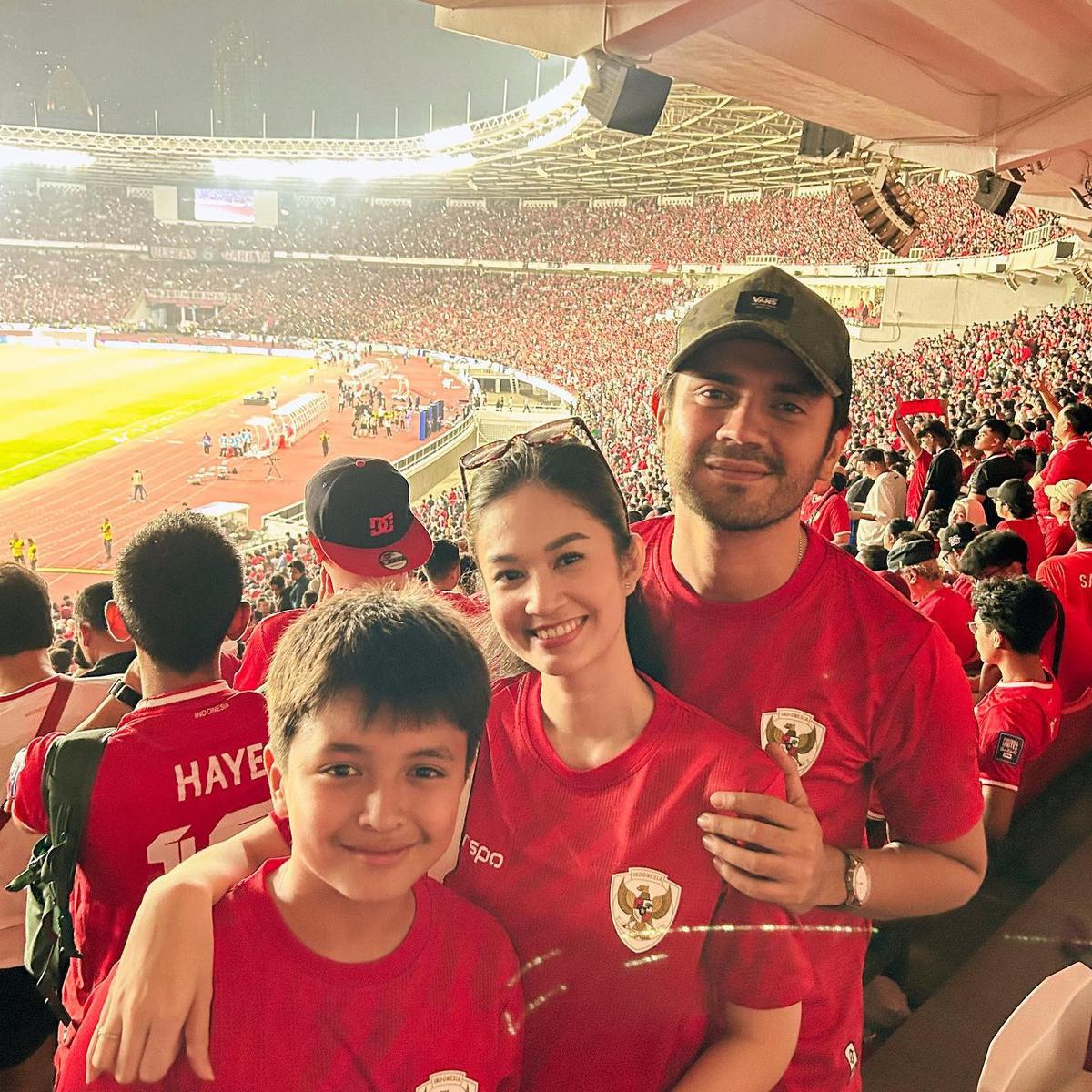 Potret Faradilla Yoshi Nonton Langsung Pertandingan Timnas Indonesia vs Australia di Stadion GBK