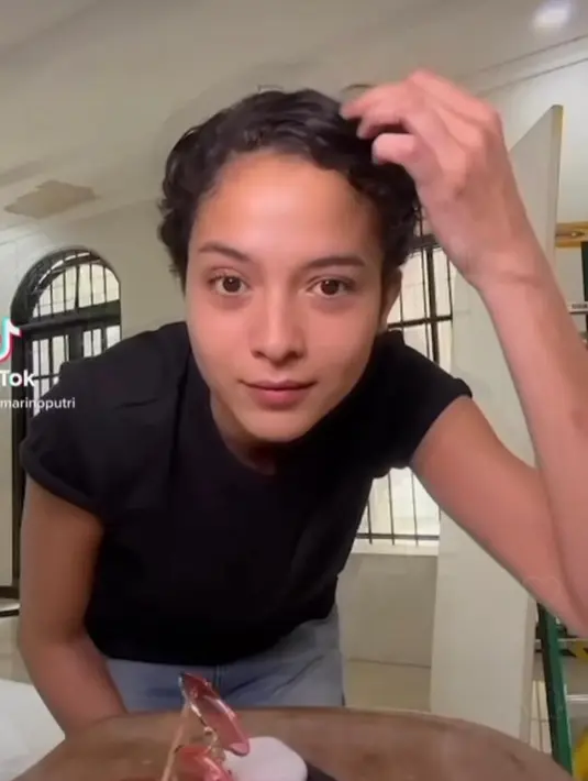 Konsisten dengan gaya rambut pendek, baru-baru ini Putri Marino tampil dengan pixie cut yang ditata curly. @putrimarino.