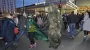 Orang-orang yang mengenakan kostum menakutkan tiba di stasiun kereta untuk Zombie Walk dan Parade Halloween tahunan di Essen, Jerman, Minggu (31/10/2021). Setiap 31 Oktober sebagian masyarakat dunia ikut memeriahkan perayaan Halloween. (AP Photo/Martin Meissner)