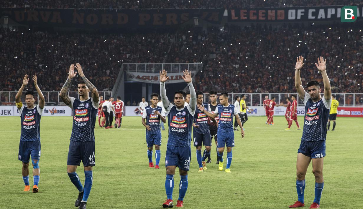 Para pemain Arema FC menyapa Aremania usai laga Liga 1 melawan Persija Jakarta di SUGBK, Jakarta, Sabtu (31/3/2018). Persija menangn 3-1 atas Arema FC. (Bola.com/Vitalis Yogi Trisna)