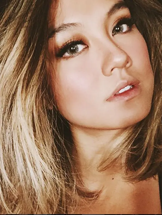 Dalam keterangan foto tersebut, Agnes menjelaskan bahwa dirinya merasa bangga memiliki prangko sendiri. (Via Instagram/@agnezmo)