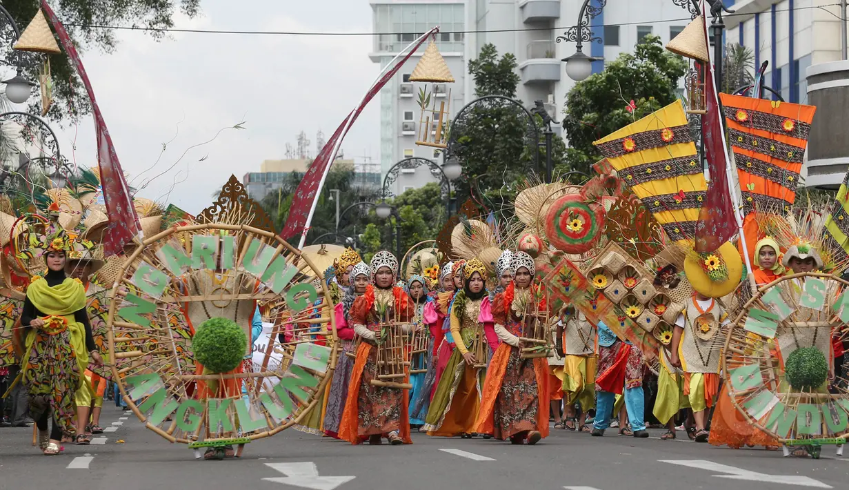 Kemeriahan pawai Parade Asia Afrika di Bandung, Sabtu (26/4/2015). Pawai Parade Asia Afrika dimeriahkan dengan menampilkan berbagaimacam pakaian tradisional masing-masing negara. (Liputan6.com/Herman Zakharia) 