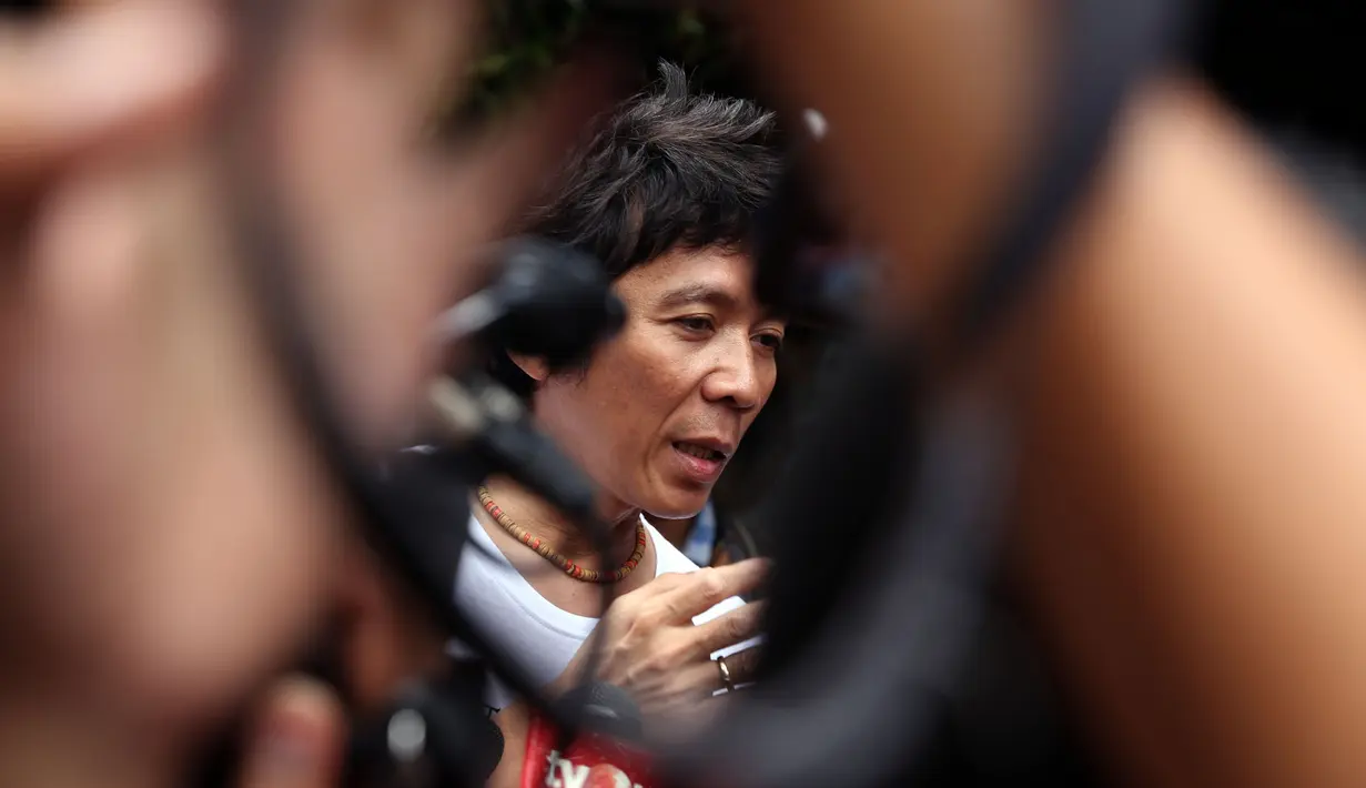 Menyalurkan ide dan kreativitas jadi salah satu cara yang ditempuh Slank untuk bangkit