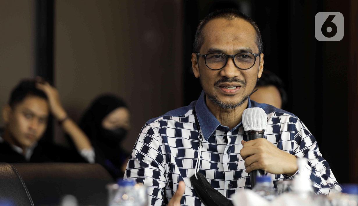 Mantan Ketua Komisi Pemberantasan Korupsi (KPK) dan Dewan Pembina ASA Indonesia, Abraham Samad menyampaikan keterangan saat meluncurkan website Cek Pemilu di Kantor ASA Indonesia, Jakarta, Selasa (20/12/2022). ASA Indonesia sebagai lembaga yang konsen terhadap isu antikorupsi, HAM, dan perkuatan demokrasi meluncurkan website Cek Pemilu sebagai platform pengecekan reputasi seseorang yang akan maju pada Pemilu 2024. (Liputan6.com/Herman Zakharia)