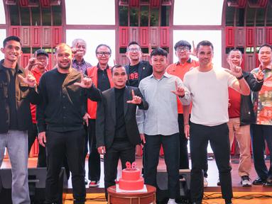 Perwakilan pemain Persija Jakarta (ki-ka), Rizky Ridho, Andritany Ardhiyasa, Riko Simanjuntak, Muhammad Zhahabi Gholy, dan pelatih Carlos Pena berfoto bersama pada acara perayaan Hari Ulang Tahun Persija ke-96 di Trinity Tower, Jakarta, Kamis (28/11/2024). (Bola.com/Abdul Aziz)