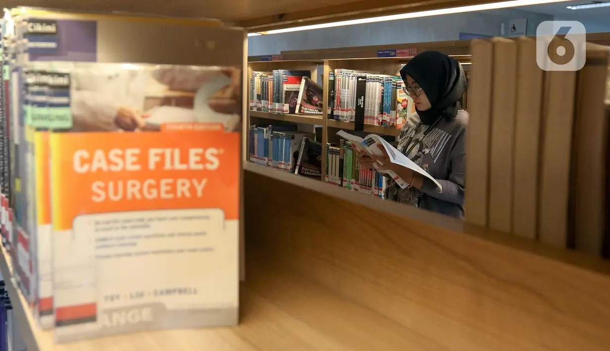 Pengunjung membaca salah satu koleksi buku di Perpustakaan Jakarta dan Pusat Dokumentasi Sastra HB Jassin di Pusat Kesenian Jakarta, Taman Ismail Marzuki, Sabtu (17/5/2025). (Liputan6.com/Herman Zakharia)