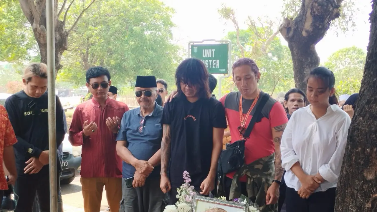 Pemakaman ayah Bojes AFI. (M Altaf Jauhar)