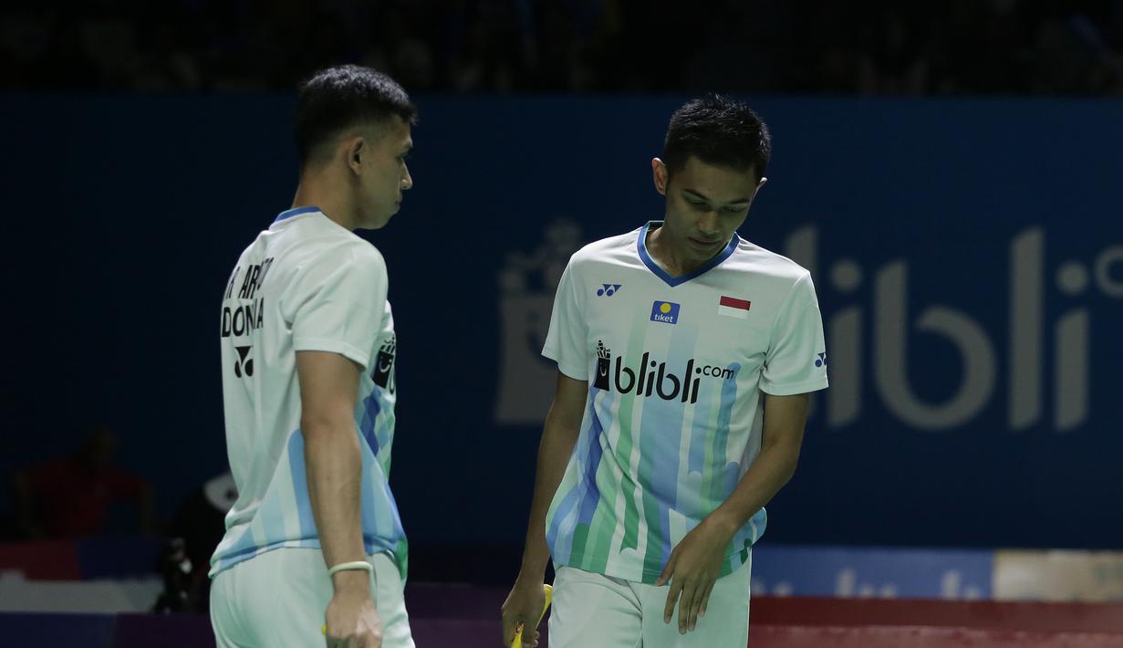 Ganda putra Indonesia, Fajar Alfian / Muhammad Rian, usai dikalahkan Takuro Hoki / Yugo Kobayashi pada Indonesia Open 2019 di Istora Senayan, Jumat (19/7). Fajar / Rian kalah 19-21 dan 12-21. (Bola.com/Yoppy Renato)