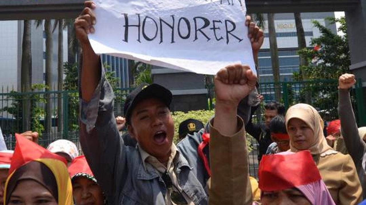 Guru honorer demo di kantor BKN