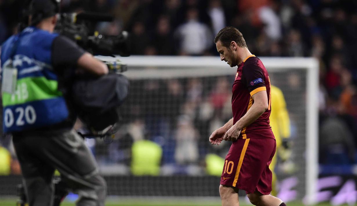Pemain Roma, Francesco Totti  tertunduk usai kalah dari Real Madrid pada leg kedua babak 16 besar  Liga Champion di Stadion Santiago Bernabeu, Madrid, Rabu (9/3/2016) dini hari WIB. (AFP/Javier Soriano)