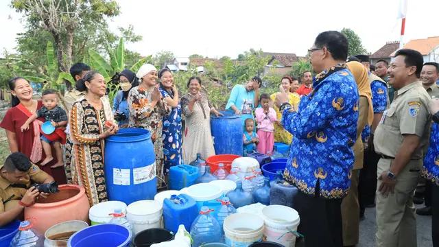 Pemprov Jateng Salurkan Air Bersih, Warga Demak Sampai Terima Kasih