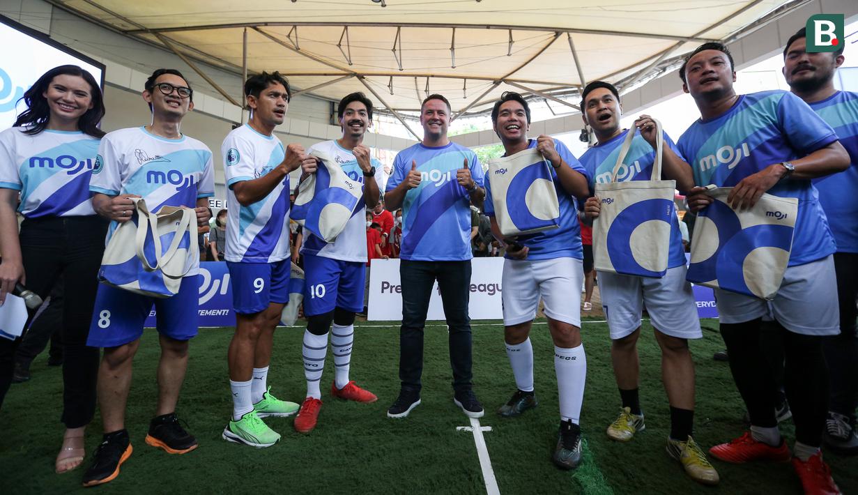 <p>Mantan pemain Manchester United dan Liverpool, Michael Owen (tengah)&nbsp;berfoto bersama dengan para pemain&nbsp;fun football 3x3 antara tim putih dan tim biru yang diperkuat oleh tim selebriti saat launching MOJI di Sumarecon Mall Serpong, Tangerang Selatan, Minggu (21/08/2022). (Bola.com/Bagaskara Lazuardi)</p>
