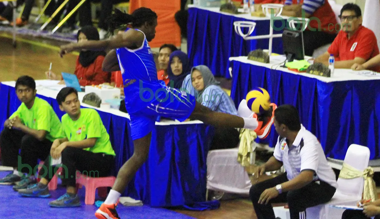 Pemain Palembang Bank Sumsel Babel, Mory Sibide, berusaha menjangkau bola dengan kaki saat melawan Surabaya Semator pada putaran pertama Proliga 2016 di GOR Ken Arok, Malang, Sabtu (20/2/2016). (Bola.com/Nicklas Hanoatubun)