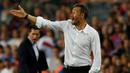 Pelatih Barcelona, Luis Enrique, memberikan arahan kepada anak asuhnya saat laga melawan Alaves. Kekalahan ini merupakan yang pertama bagi Barca pada musim ini. (Reuters/Albert Gea)