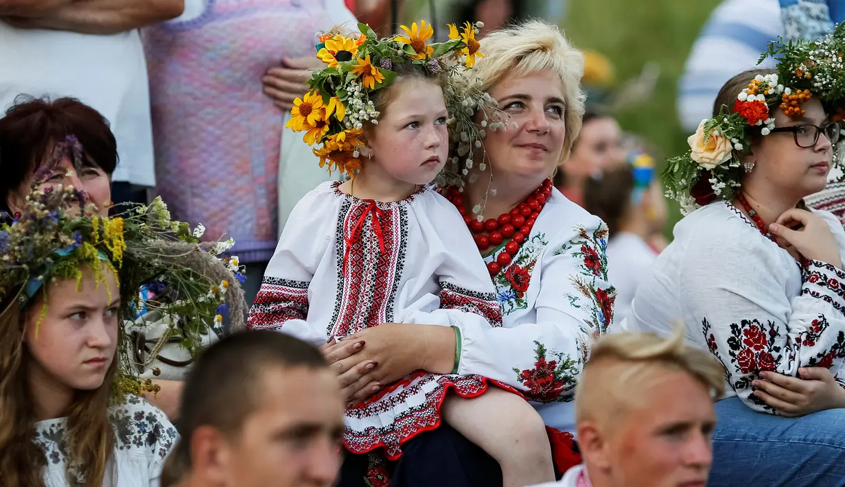 Para perempuan mengenakan mahkota dari bunga saat perayaan Ivan Kupala di Kiev, Ukraina, Rabu (6/7). Festival dipercaya bisa membersihkan dosa dan membuat kehidupan mereka lebih baik dan sehat. (REUTERS/ Gleb Garanich)
