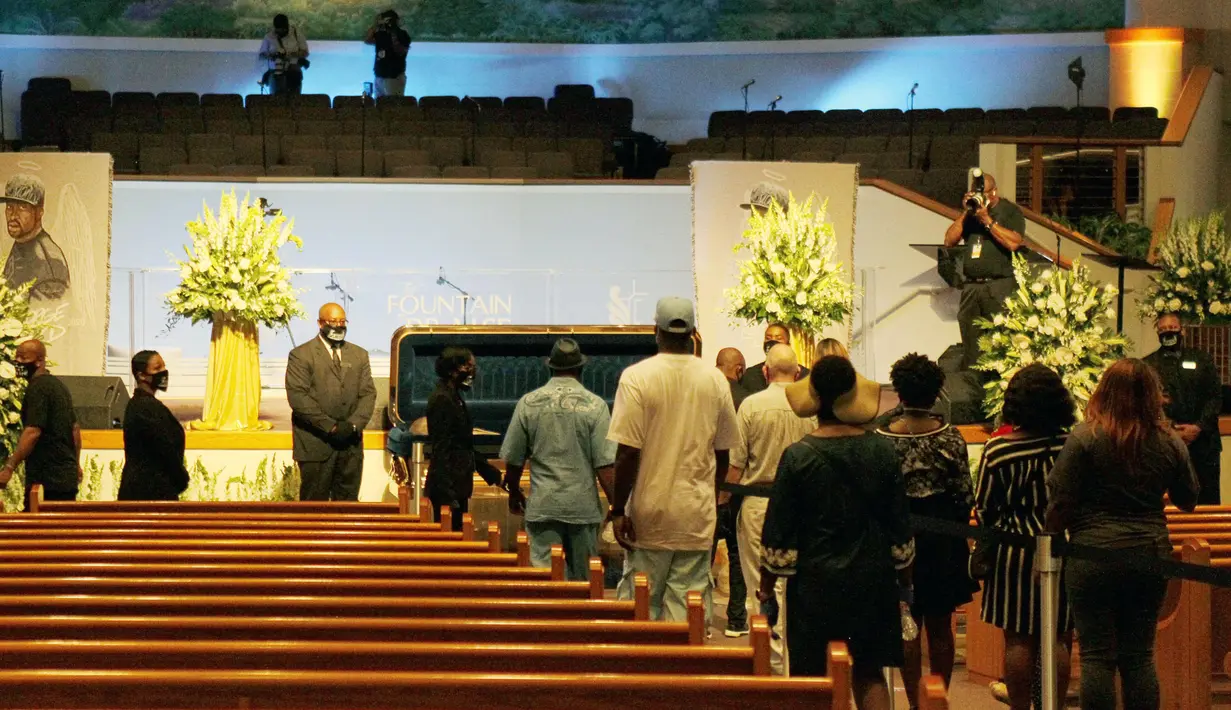 Para pelayat memberi penghormatan terakhir untuk George Floyd di Gereja Fountain of Praise, Houston, Amerika Serikat, Senin (8/6/2020). Memakai kualitas tertinggi, peti mati George Floyd berlapis emas 24 karat. (Xinhua/Steven Song)