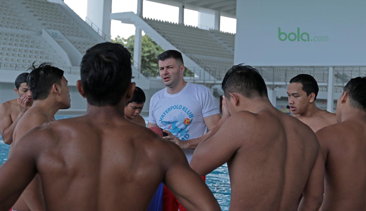 Atlet Polo Air Putra Indonesia mendengar arahan pelatih, Milos Sakovic pada sesi latihan di Aquatic Center, Senayan, (07/03/2018). Latihan ini meupakan persiapan Asian Games 2018. (Bola.com/Nick Hanoatubun)