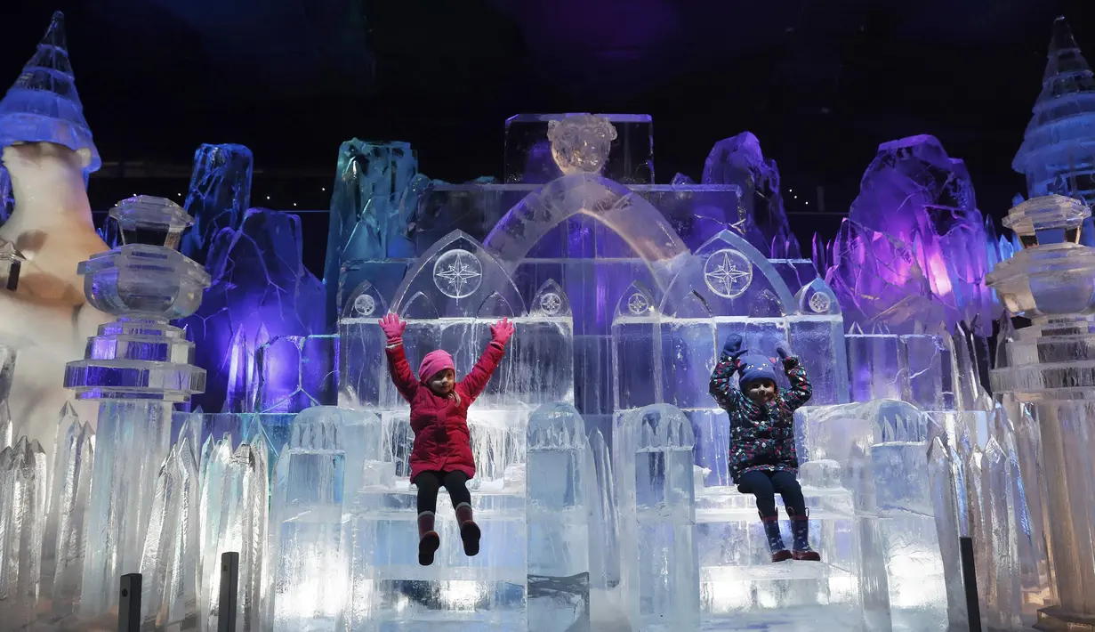 Dua orang anak duduk di bangku es di Hyde Park Winter Wonderlands Magical Ice, London, Kamis (17/11). Hyde Park Winter Wonderlands Magical Ice menampilkan berbagai keunikan yang seluruhnya terbuat dari es. (Reuters/stefan wermuth)