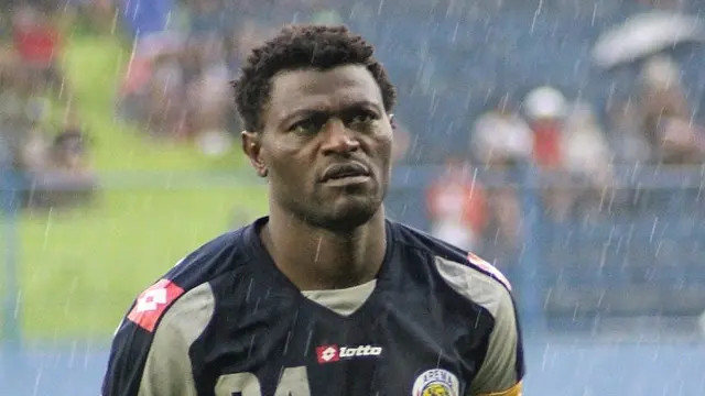 Pierre Njanka saat menjadi kapten Arema FC