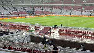 Laga FIFA Series 2026 antara Saint Kitts and Nevis Vs Kepulauan Solomon di SUGBK, Jakarta, Senin (30/3/2026) harus ditunda sementara karena cuaca buruk. (Bola.com/Hery Kurniawan)