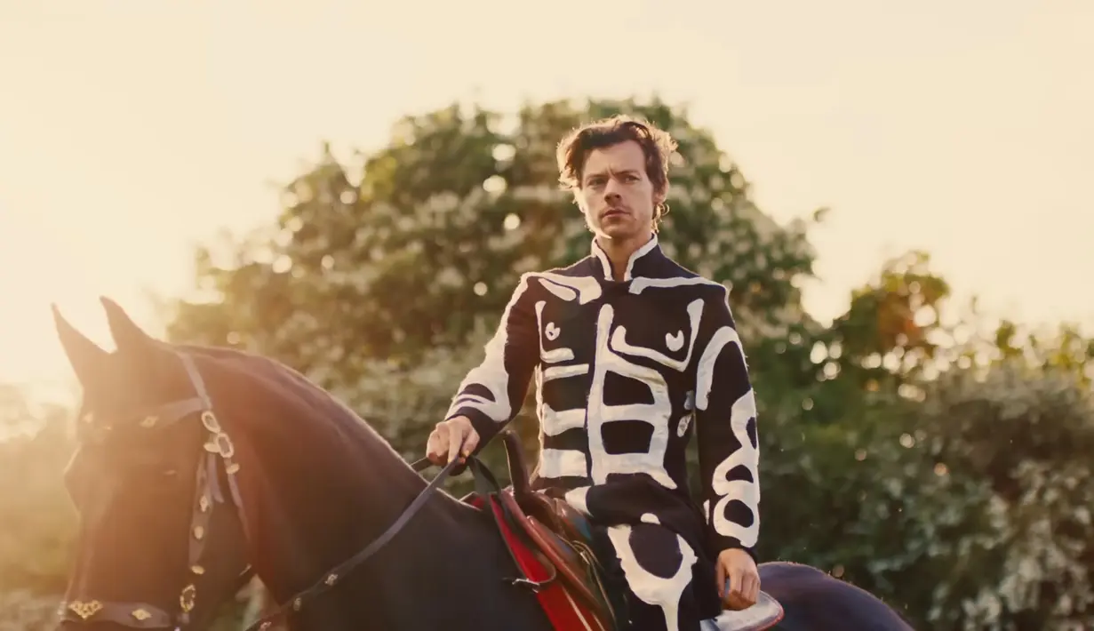Tak kalah unik, kostum ketiga Harry bertema skeleton. Alih-alih terlihat konyol, Harry tetap karismatik dalam outfit tersebut. [YouTube Harry Styles]