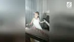 Seorang gadis berusia 9 tahun piawai bermain 2 alat musik sekaligus. Ia memainkan piano dan kecapi China  secara bersamaan.