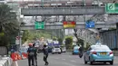 Kendaraan melintas di dekat JPO Tosari di Jakarta, Rabu (5/12). Pemprov DKI Jakarta akan segera membongkar JPO Tosari di Jalan Sudirman untuk diganti dengan Pelican Crossing. (Liputan6.com/Immanuel Antonius)
