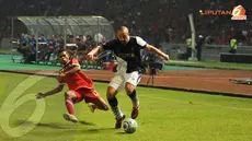 Full back Liverpool Jose Enrique berlari sambil membawa bola untuk melepas kejaran pemain Indonesia XI. (Liputan6.com/Helmi Fithriansyah)